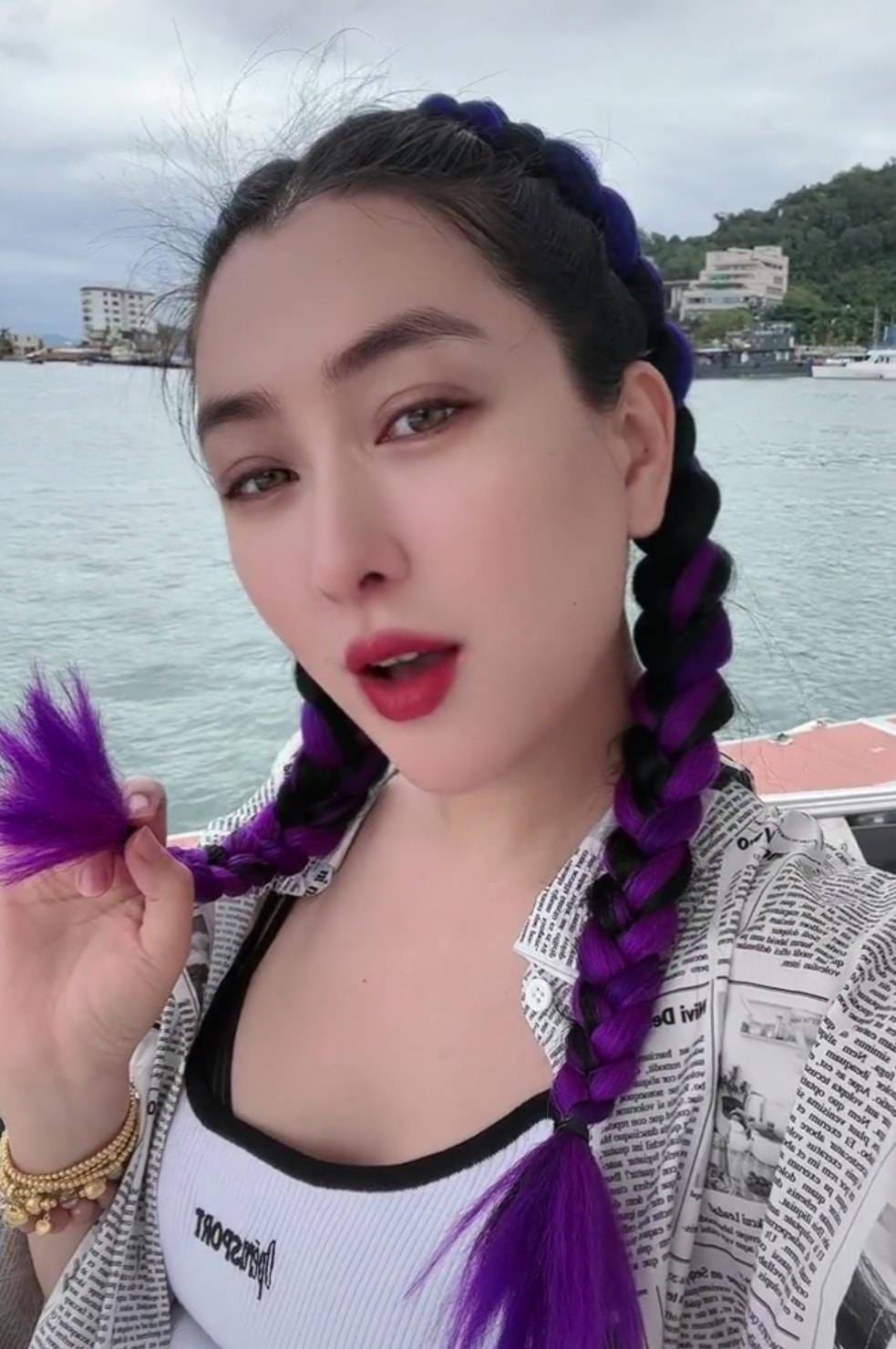 网友在三亚拍到马苏,人很瘦但并不漂亮,但41岁素颜算状态好的!