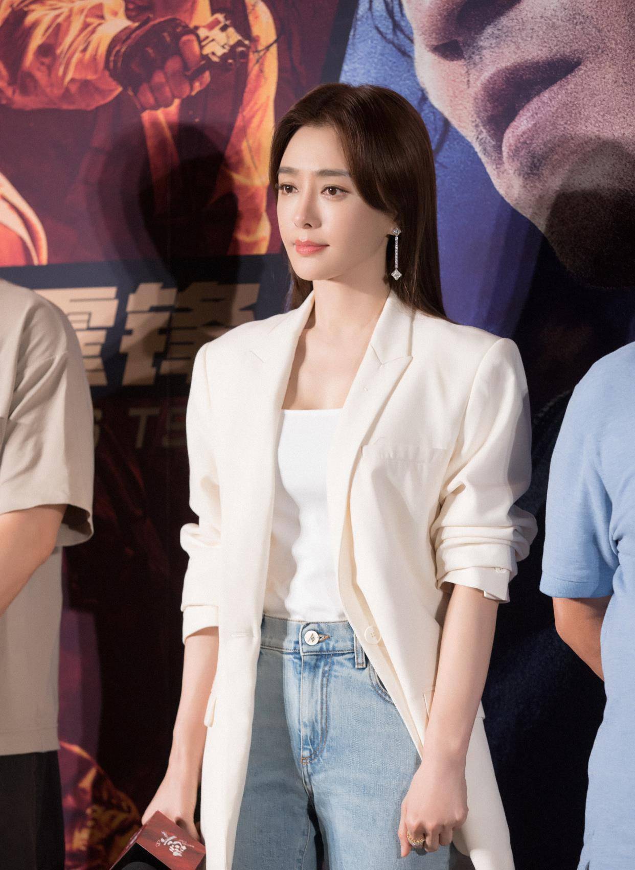 秦岚太会穿了,白色西装配牛仔裤造型好清纯,真不愧是"白月光"_效果