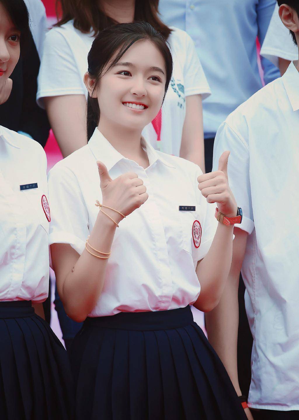 李兰迪这一身白衬衫和百褶裙,充满学生妹的气质,感觉少女感十足,又