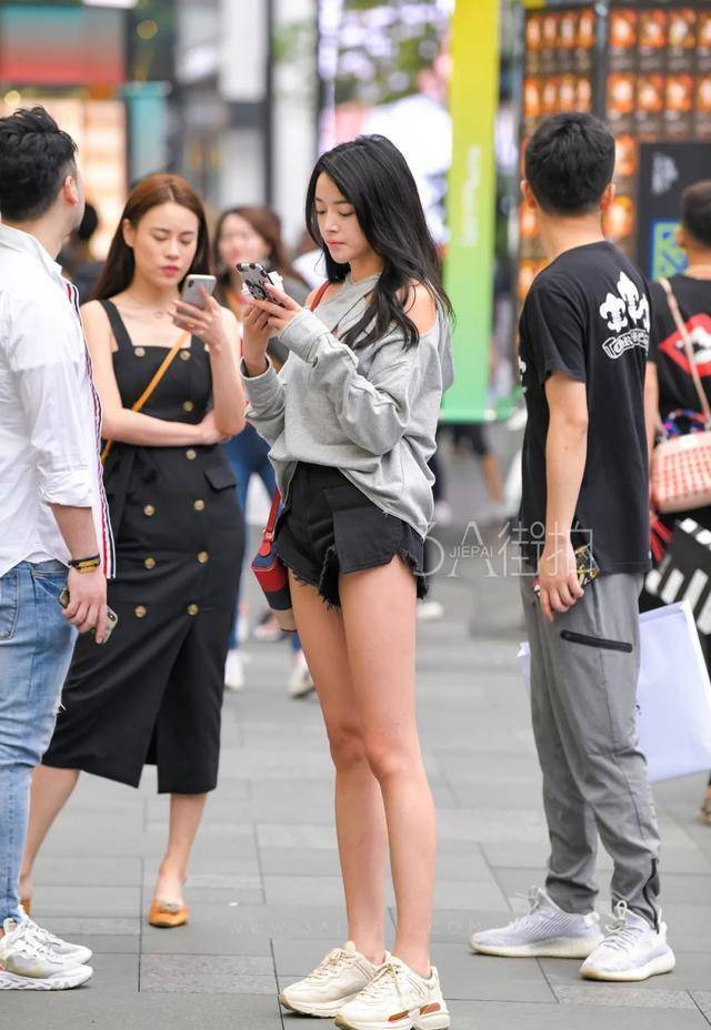 街拍:吊带 超短,时尚清凉的穿搭,尽显夏日时尚_身材_姐姐_素白