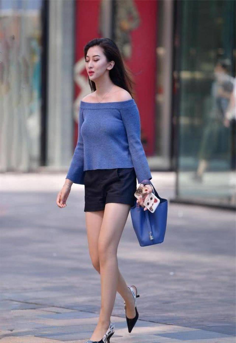 街拍,穿高腰款式的半身裙,包臀的设计,尽显魅力风采