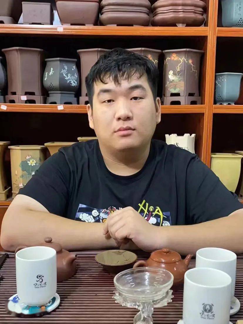 同时,五款小花盆由紫砂工艺师苏兵老师制作.