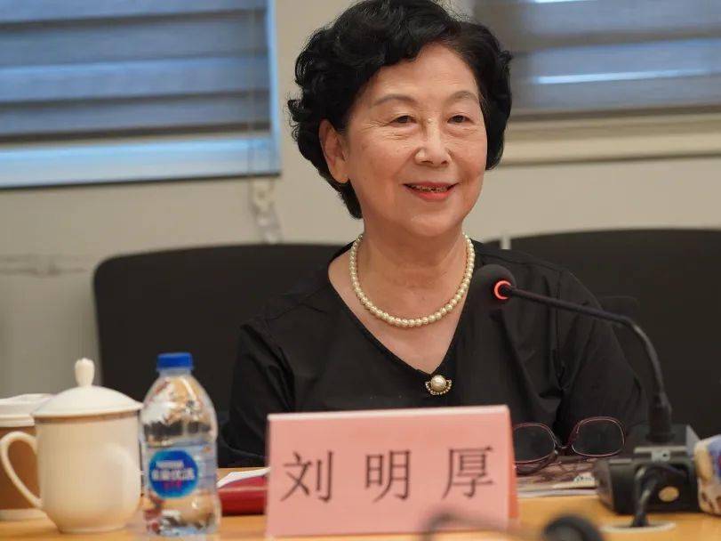 刘明厚话剧《红楼梦》以虚实相间的现代叙事手法生动地再现了曹雪芹