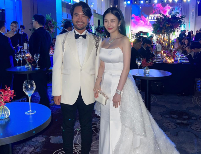 邱淑贞女儿亮相豪门聚会,邀请者是千亿富豪郑志刚_沈月_沈嘉伟_香港