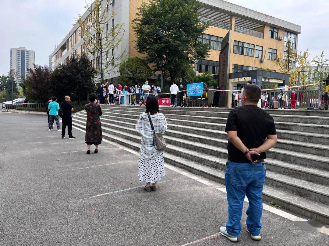 出示"双码",24小时核酸阴性证明,扫场所码……当天下午两点半,在观山