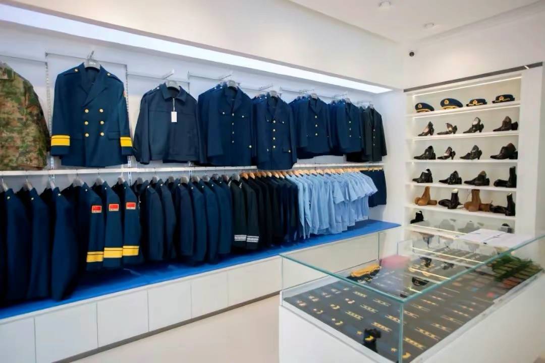 据多家官媒报道,陆海空火等军兵种,近期都在军营开设了被装服务中心