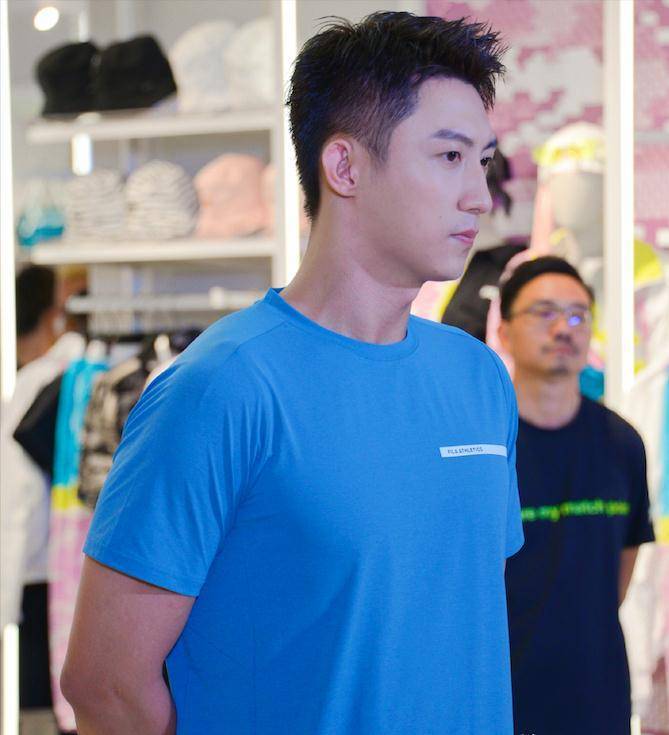 黄景瑜现身郑州,穿运动服生图好帅,1米87的身材比例令人心动_活动