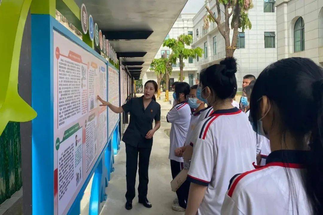 护成长主题党日活动,邀请龙州县民族中学初二年级的50名学生走进法院