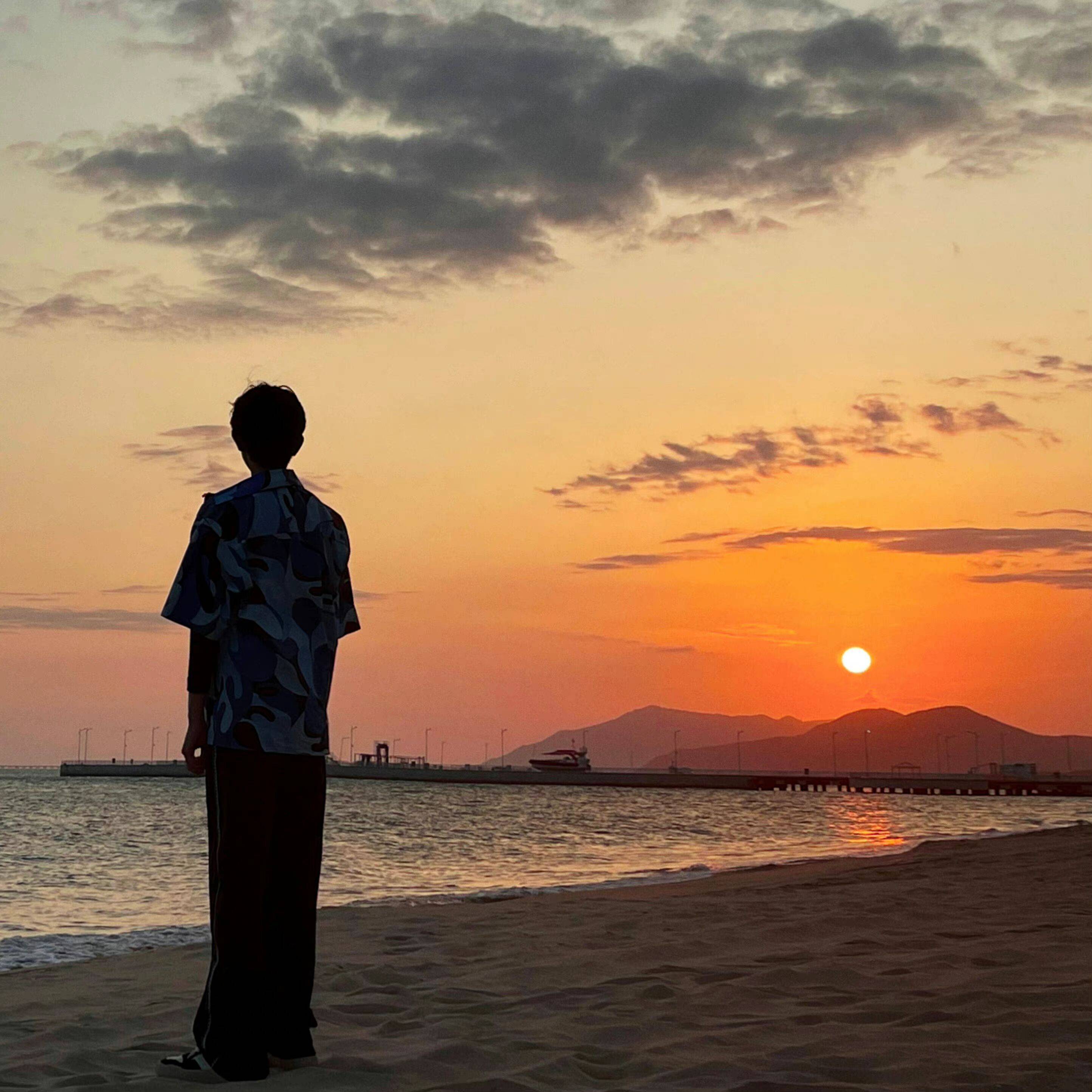 王源分享海边落日氛围感随拍,女友视角下的王源,安全感十足_风明星