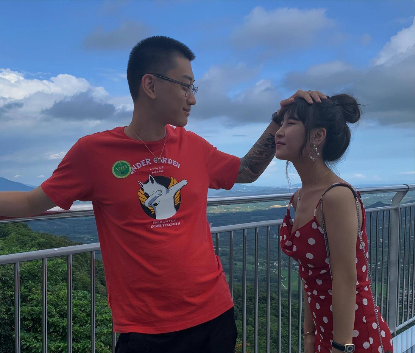而性格单纯的猫妹妹,虽然拥有极高的热度和流量,却
