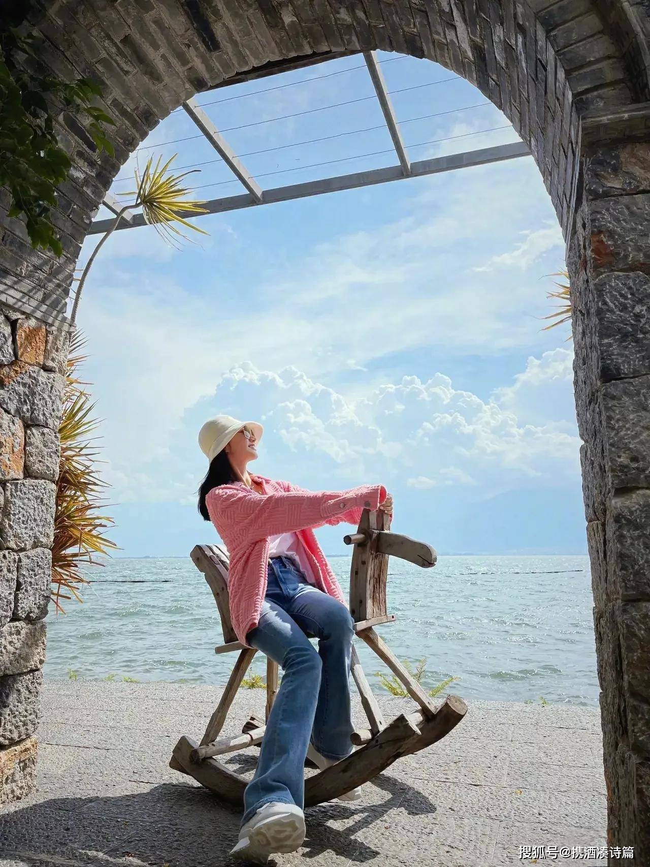 34岁的景甜坐木马玩耍,穿碎花裙深ⅴ领接地气,身材犹如18岁少女_景田