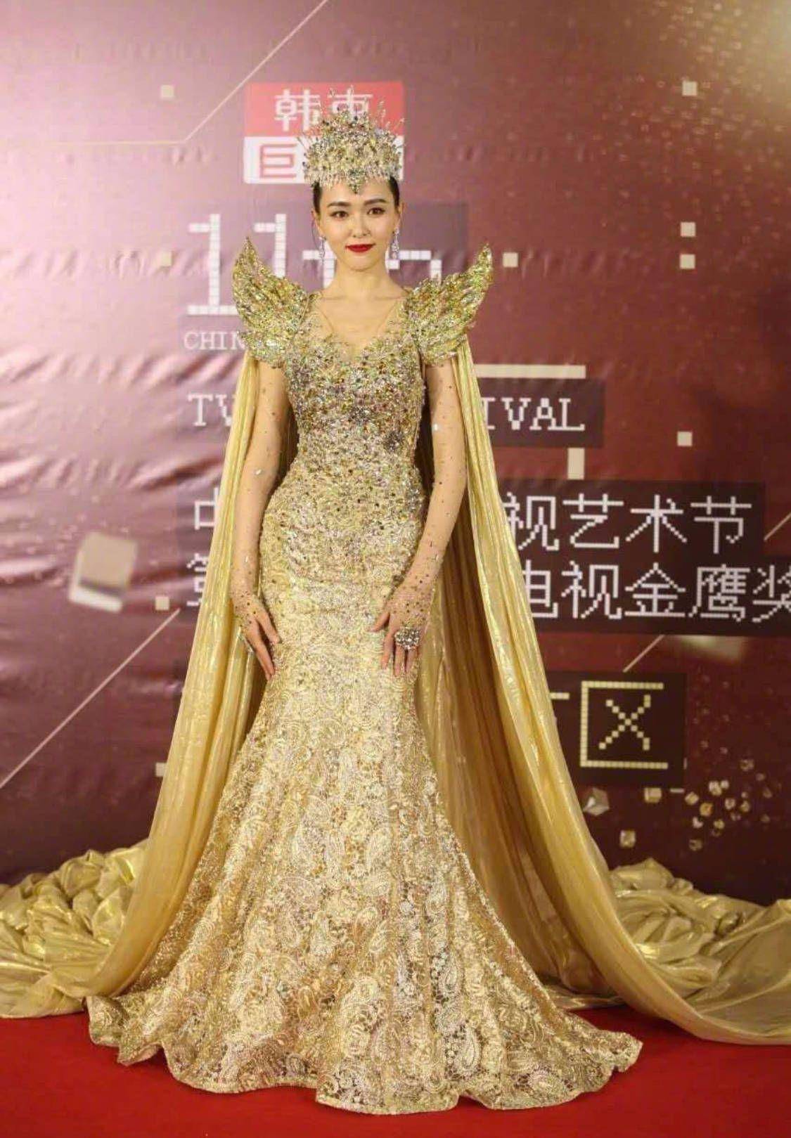 盘点八届金鹰女神,刘亦菲,李小璐,迪丽热巴女神风范_战袍_礼服_王珞丹