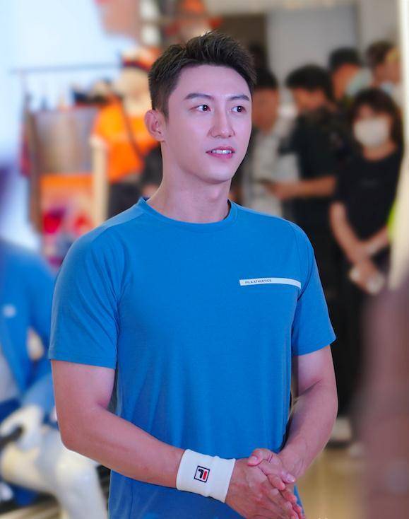 黄景瑜现身郑州,穿运动服生图好帅,1米87的身材比例令人心动_活动