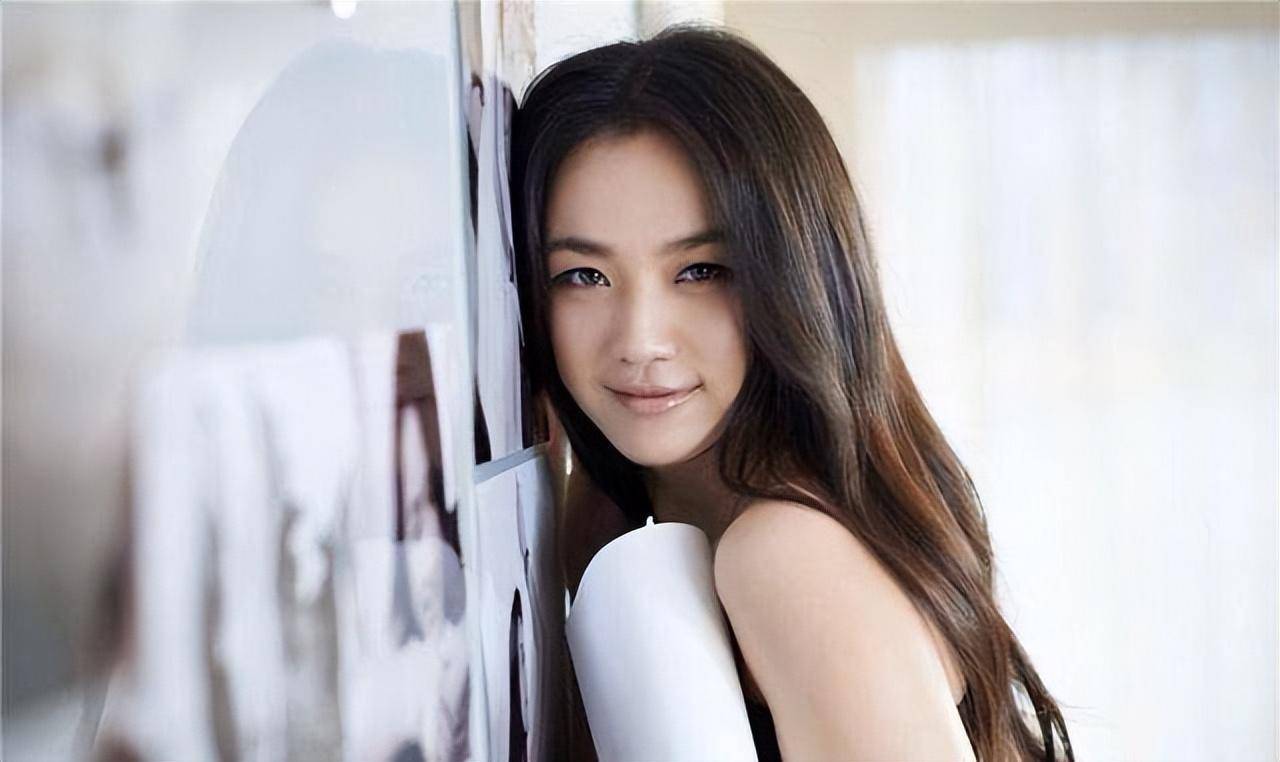 角色以坚韧;汤唯又是那种极具文艺气质的女青年,低头垂眉之间俘获人心