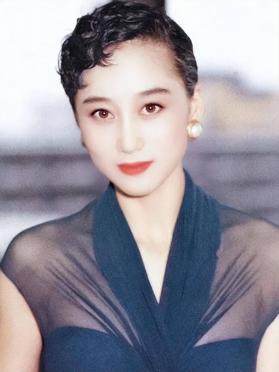 利智女士荣获当年亚洲小姐-曾备受何鸿燊何鸿燊青睐追求_李连杰_香港