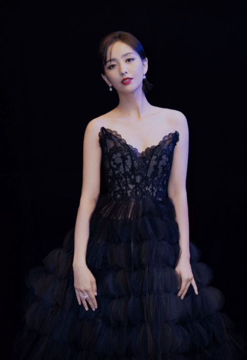 67佟丽娅身材娇小却有料,穿黑色吊带裙婀娜多姿,39岁完美御姐范