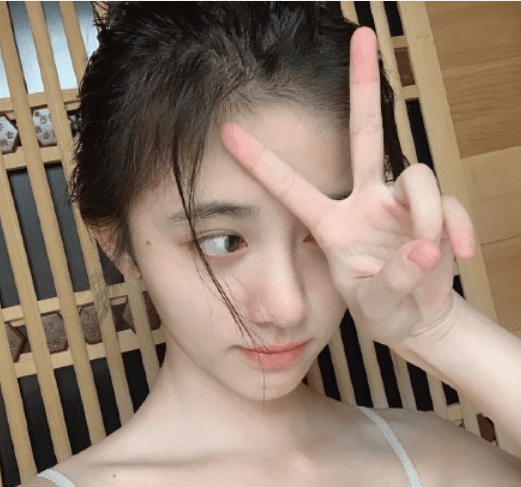 对于鞠婧祎这么完美的素颜状态,有不少人都觉得会是半永久的,但是眉毛