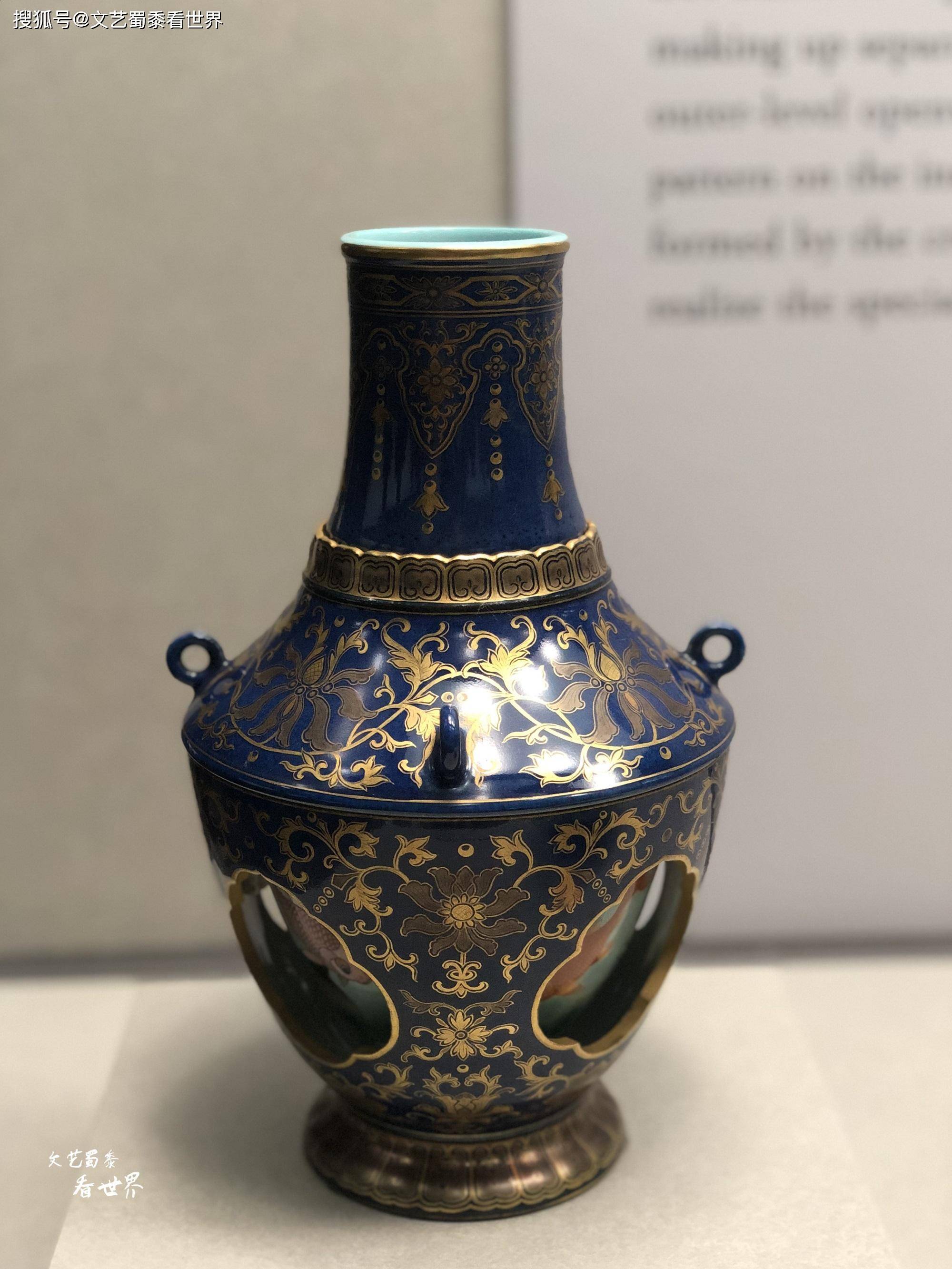 「明洪武龙泉窑,划花芭蕉湖石执壶」,「明洪武,青花番莲纹玉壶春瓶」.