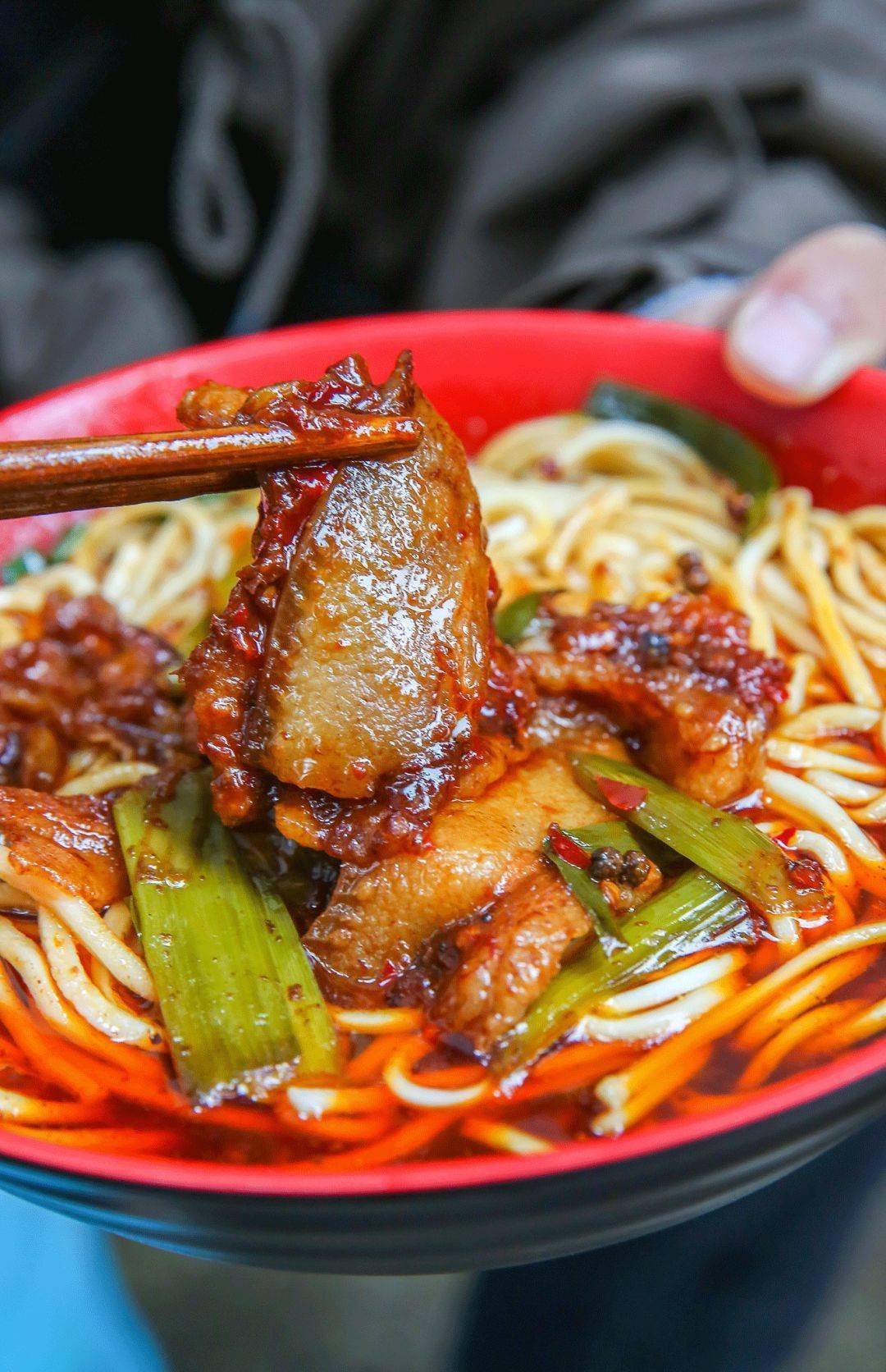 相比肉量不多的鳝鱼面,个人更推荐回锅面,回锅肉的咸正好中和了面条的