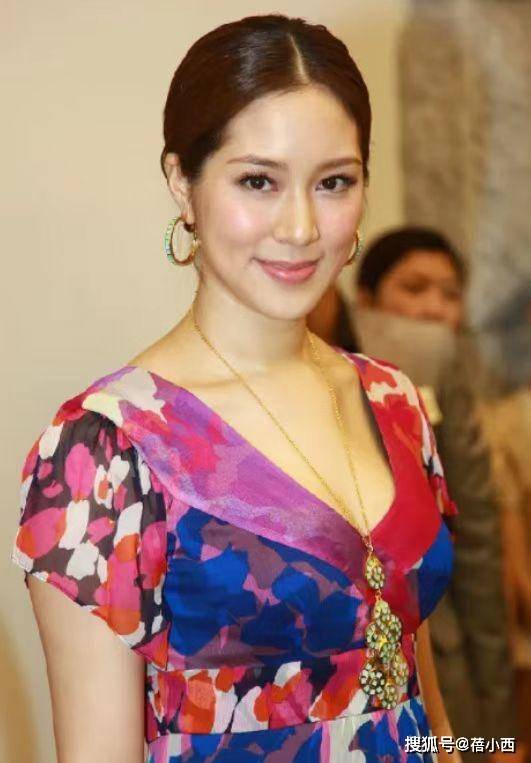 徐子淇不愧是阔太,穿性感印花长裙,彰显出贵气感,气场真的很强_连衣裙