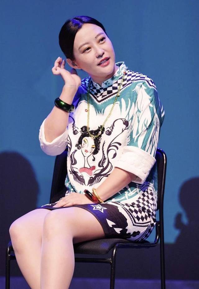 郝蕾牵双胞胎儿子现身!