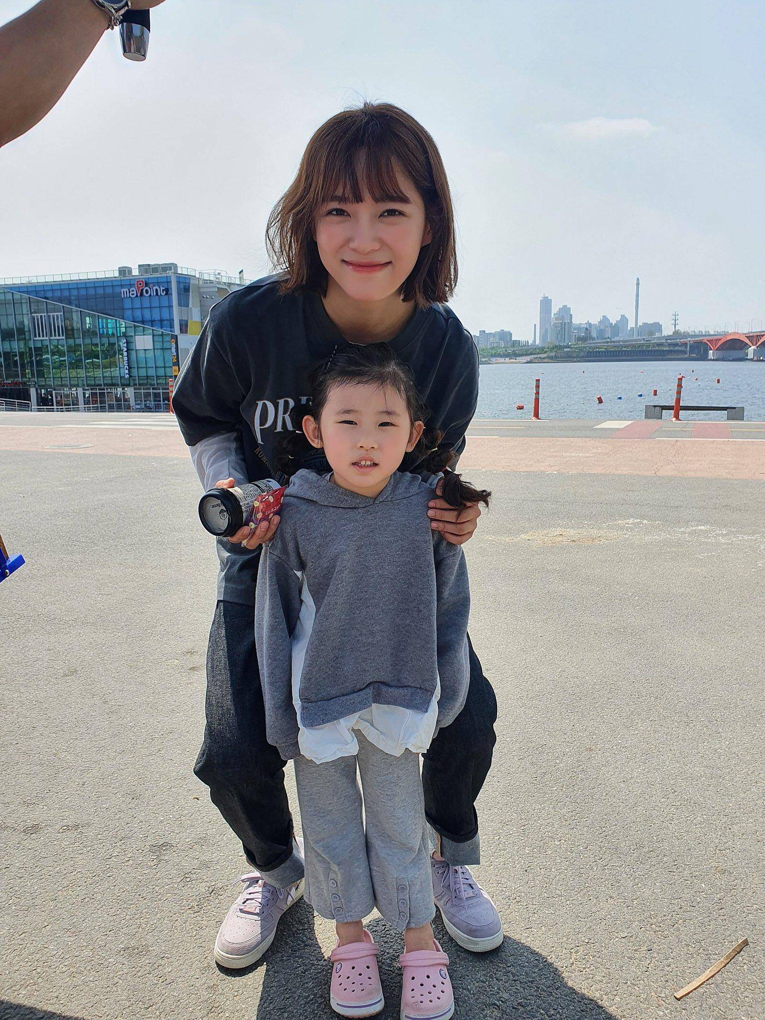 金世正休假出去不忘带剧本《社内相亲》结束后,最近