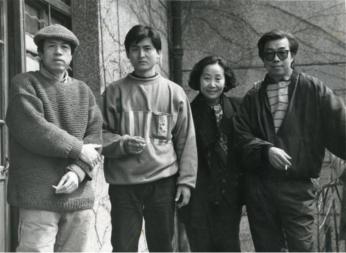 美术学院油画系,九十年代初曾梵志在唐小禾,程犁画室前合影(左一尚杨