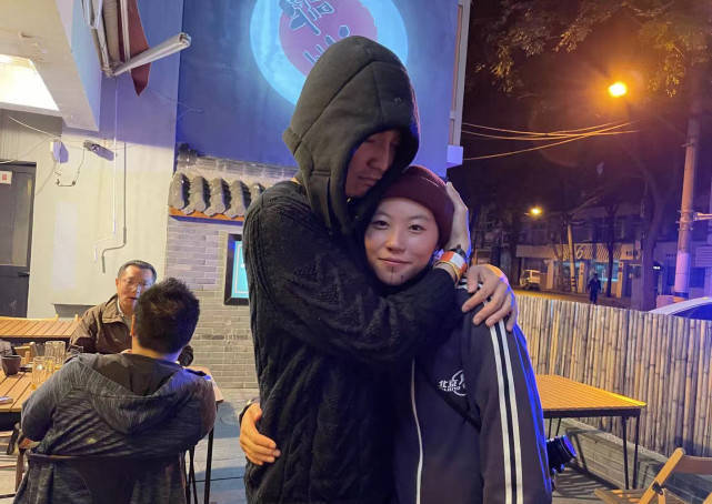 王菲御用键盘手贝贝确诊新冠,是窦靖童亲姑父,公开病床照气色差_窦颖