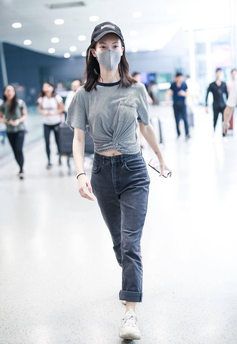 金晨机场街拍,看姐姐团门面担当的时髦舒适风格_牛仔裤_手袋_黑色