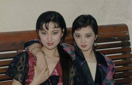 这时的欧阳奋强看着憨憨的,很是少年.