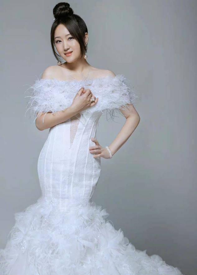 杨钰莹怎么变成这样了,高调穿婚纱登卫视春晚,修图过度大变样_羽毛