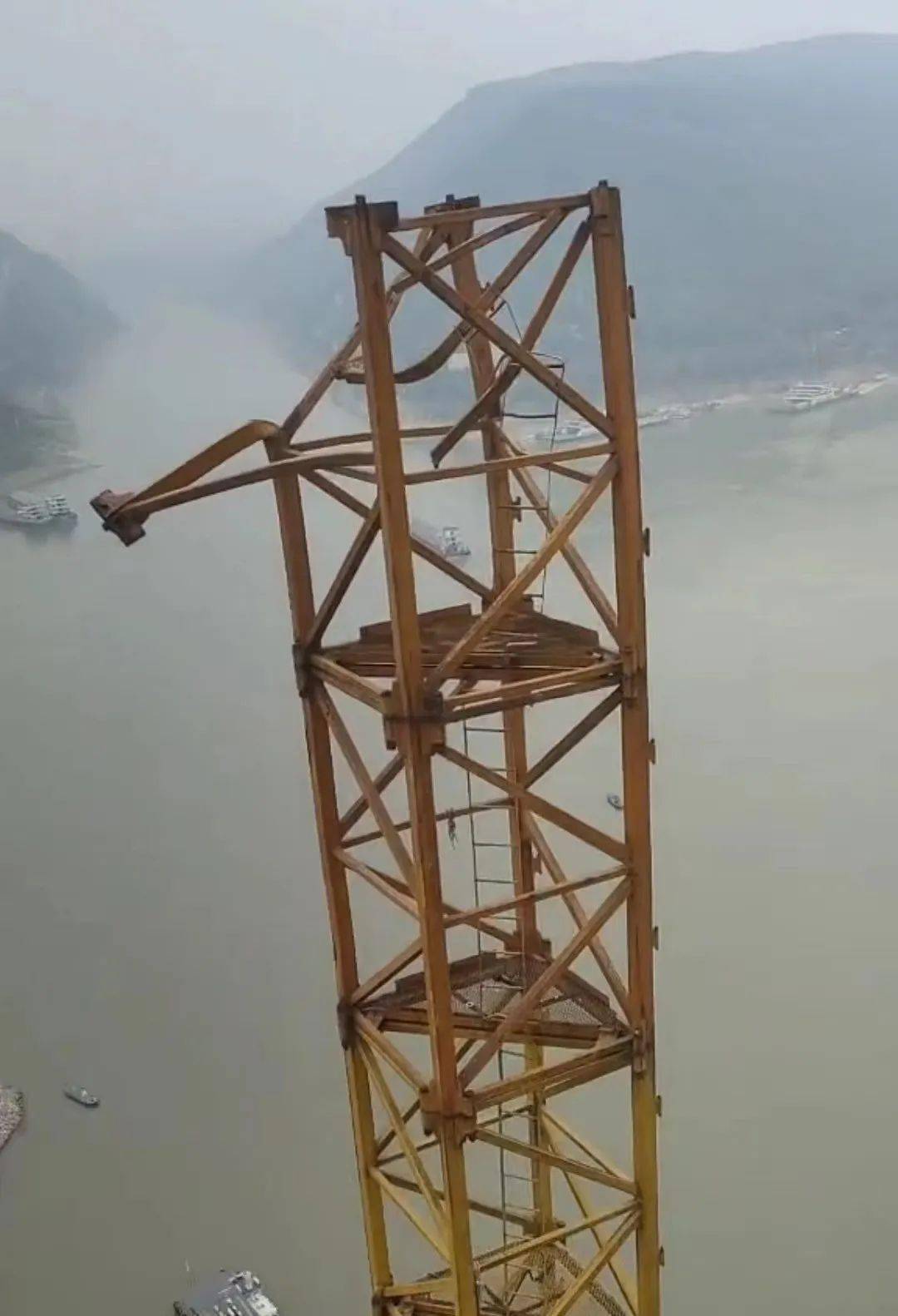 突发！重庆一在建大桥塔吊发生倒塌事故有人员受伤！_建筑_重物_力矩