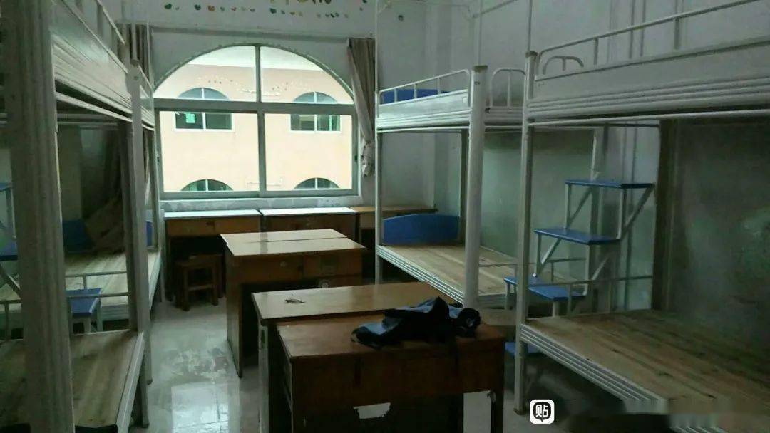 广东体育职业技术学院男生宿舍6人一间,上下床,有独立卫生间,有空调