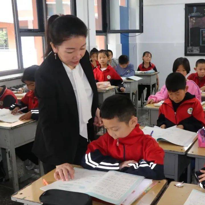 三尺讲台勤耕耘,一片丹心育桃李——记安塞区第二小学教师李苗苗_教学_数学_教育