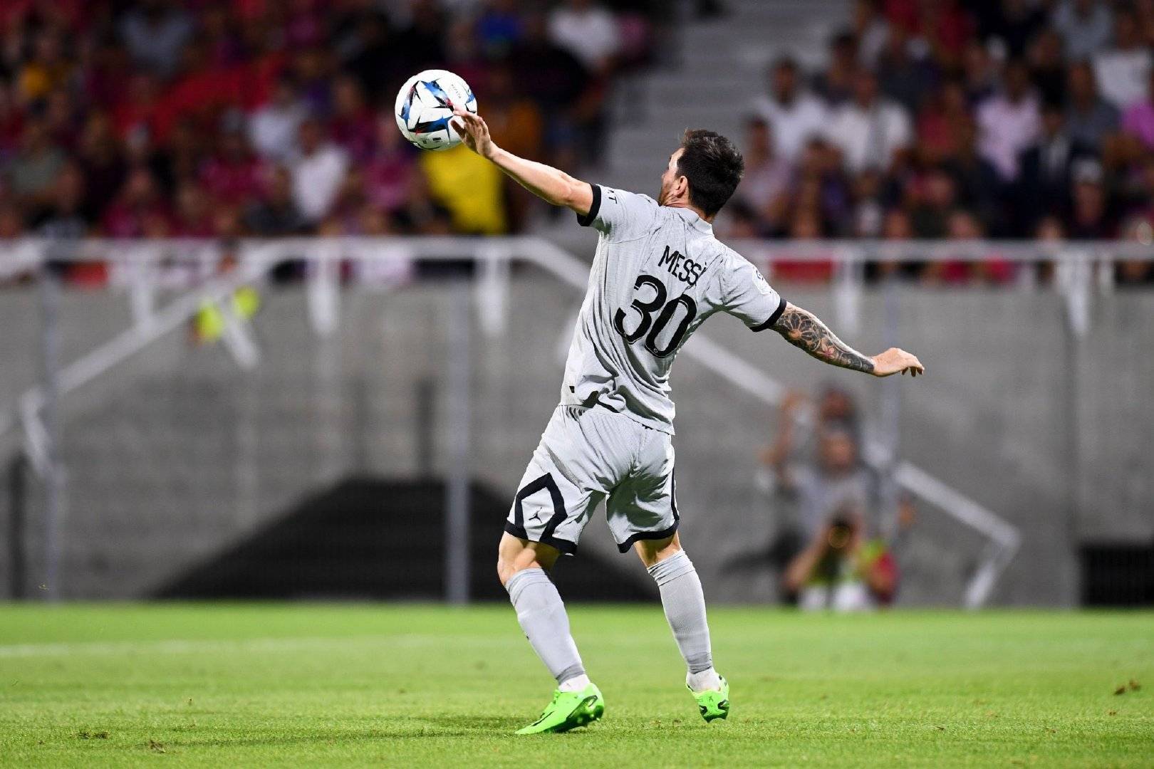 梅西倒钩当选大巴黎月最佳进球!他助攻姆巴佩的进球也被提名!