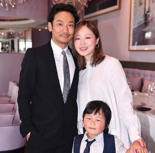 杜德伟早年因工作关系,认识比他小24岁的短片导演兼摄影师李晓冰,两人