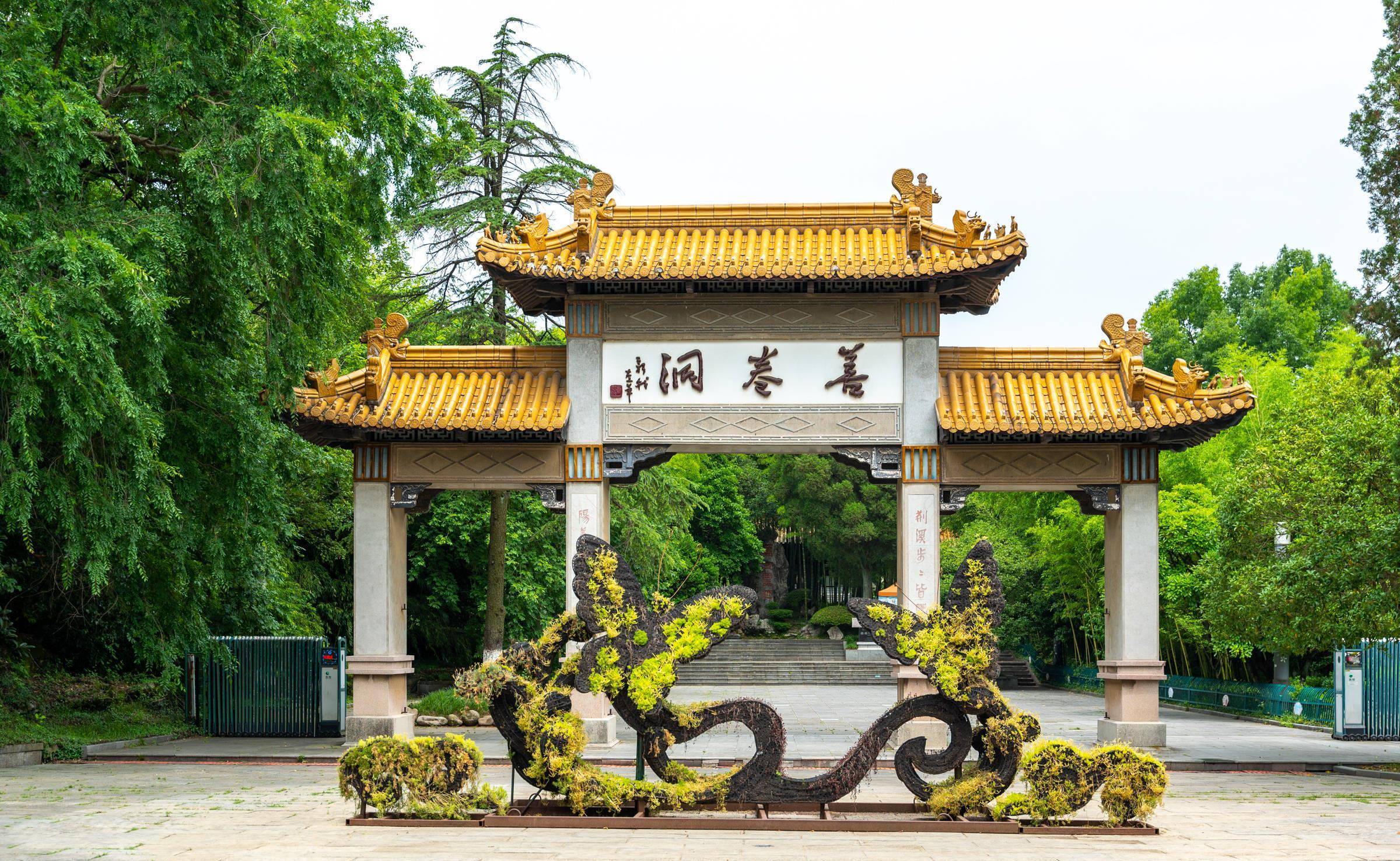 的自然和人文景观,比如晋代 祝英台琴剑之冢碑,唐代时期的碧鲜庵石碑