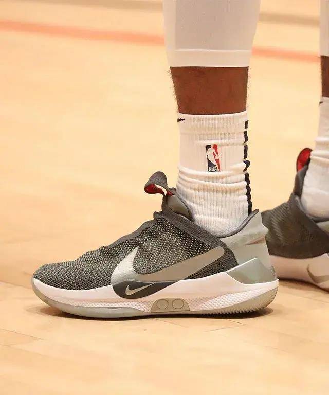 年轻人还是很有个性的全自动绑带的高科技球鞋一双nike adapt bb dark