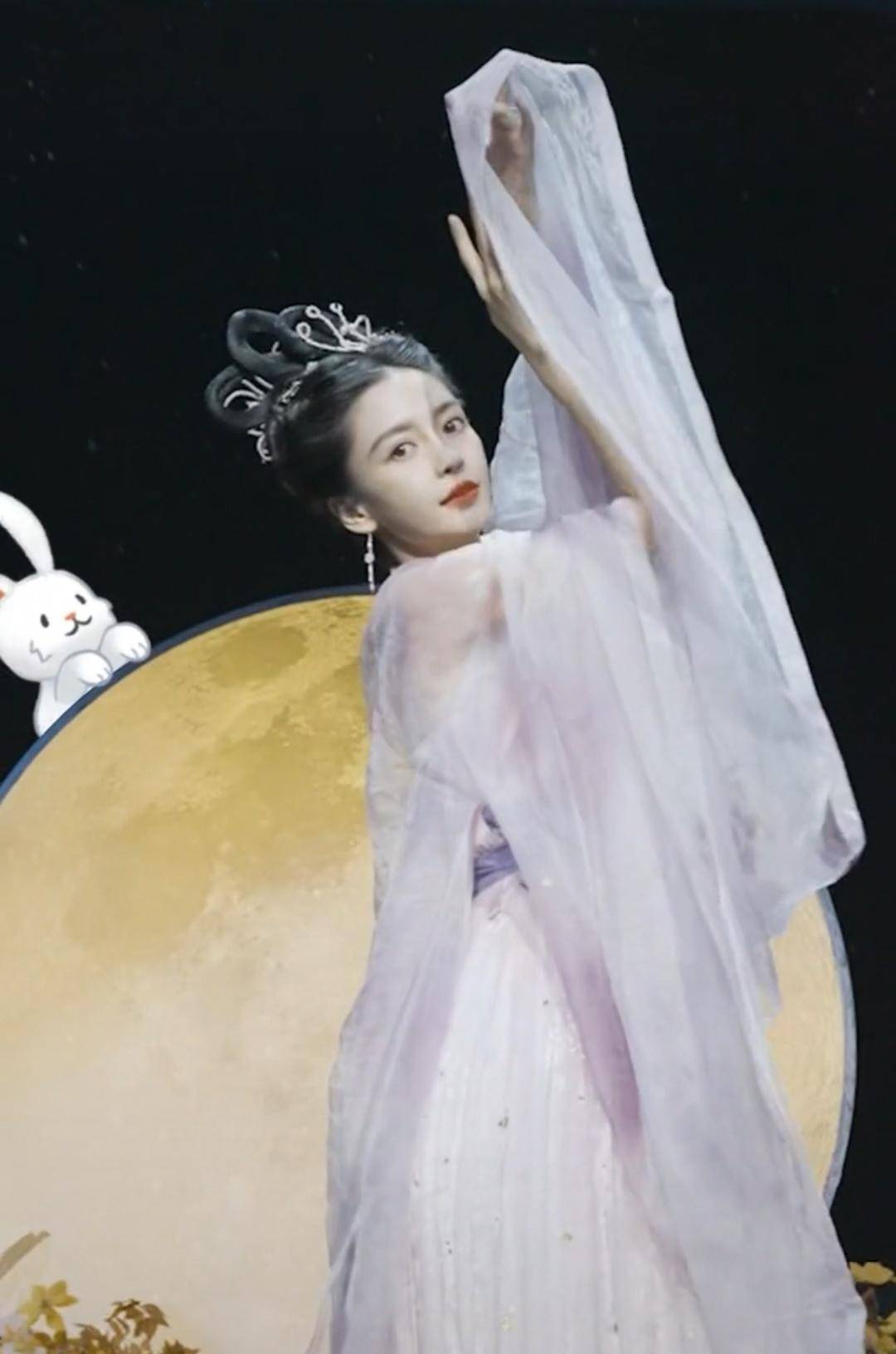 在有服装加持,会塑造一个超级让人过目不忘的嫦娥仙子