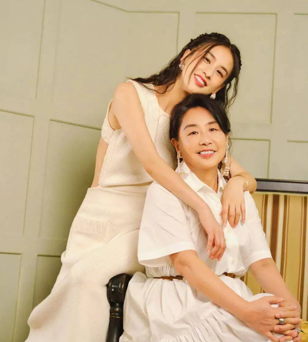 黄圣依合影闺蜜姐妹情深!