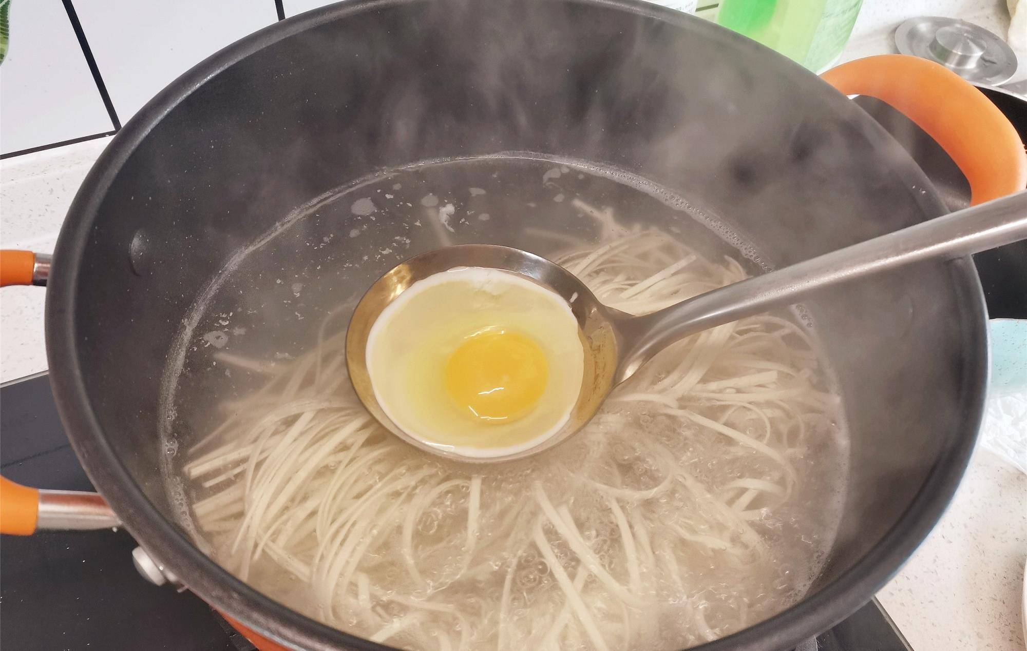 春天,就馋这碗懒人面条,酸辣解馋,好吃不费劲,不用买方便面了_挂面