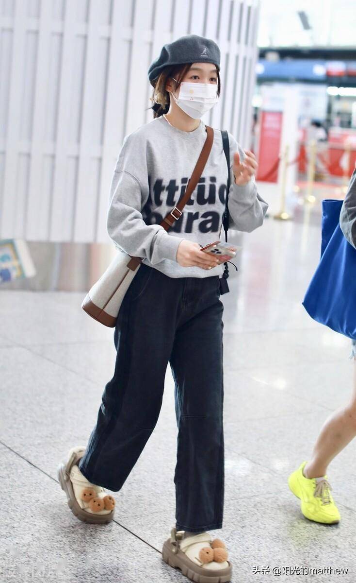 徐梦洁灰色字母印花t恤 休闲裤 厚底鞋青春洋溢_机场_北京_徐梦洁