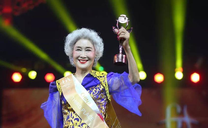 70岁奶奶逆袭成超模,穿红色旗袍真时尚,不愧惊艳t台的选美冠军_韩彬