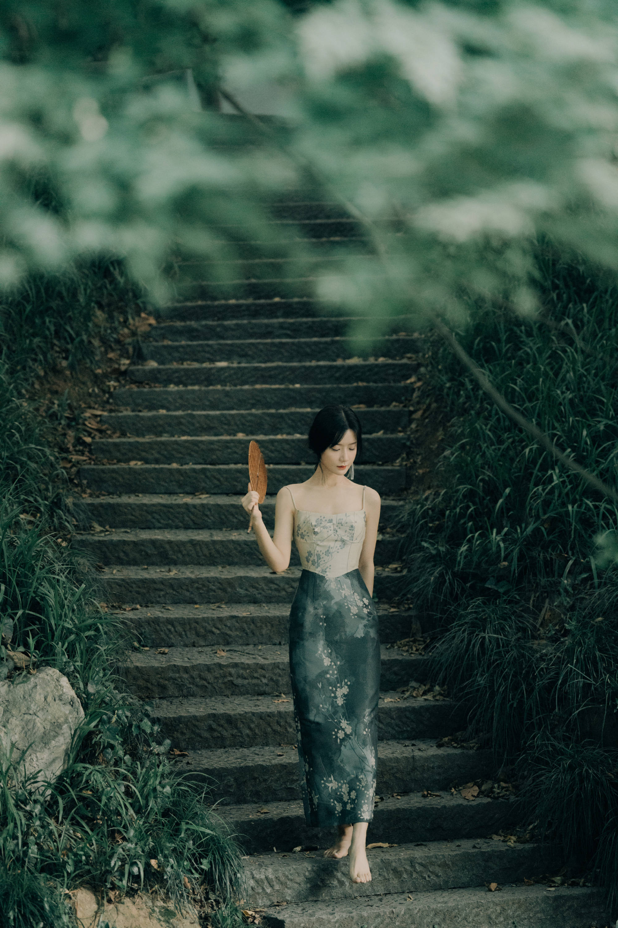 这几张照片是陈意涵远景拍摄的写真只见她赤脚走在阶梯上,站在水边
