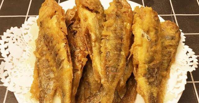 比如以前做过的酱焖鲫鱼,红烧鲤鱼,煎刀鱼,这些我们今天都不做.