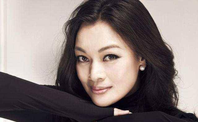 随后,史可被导演赵宝刚一眼相中,和王志文,江珊合作了电视剧《过把瘾