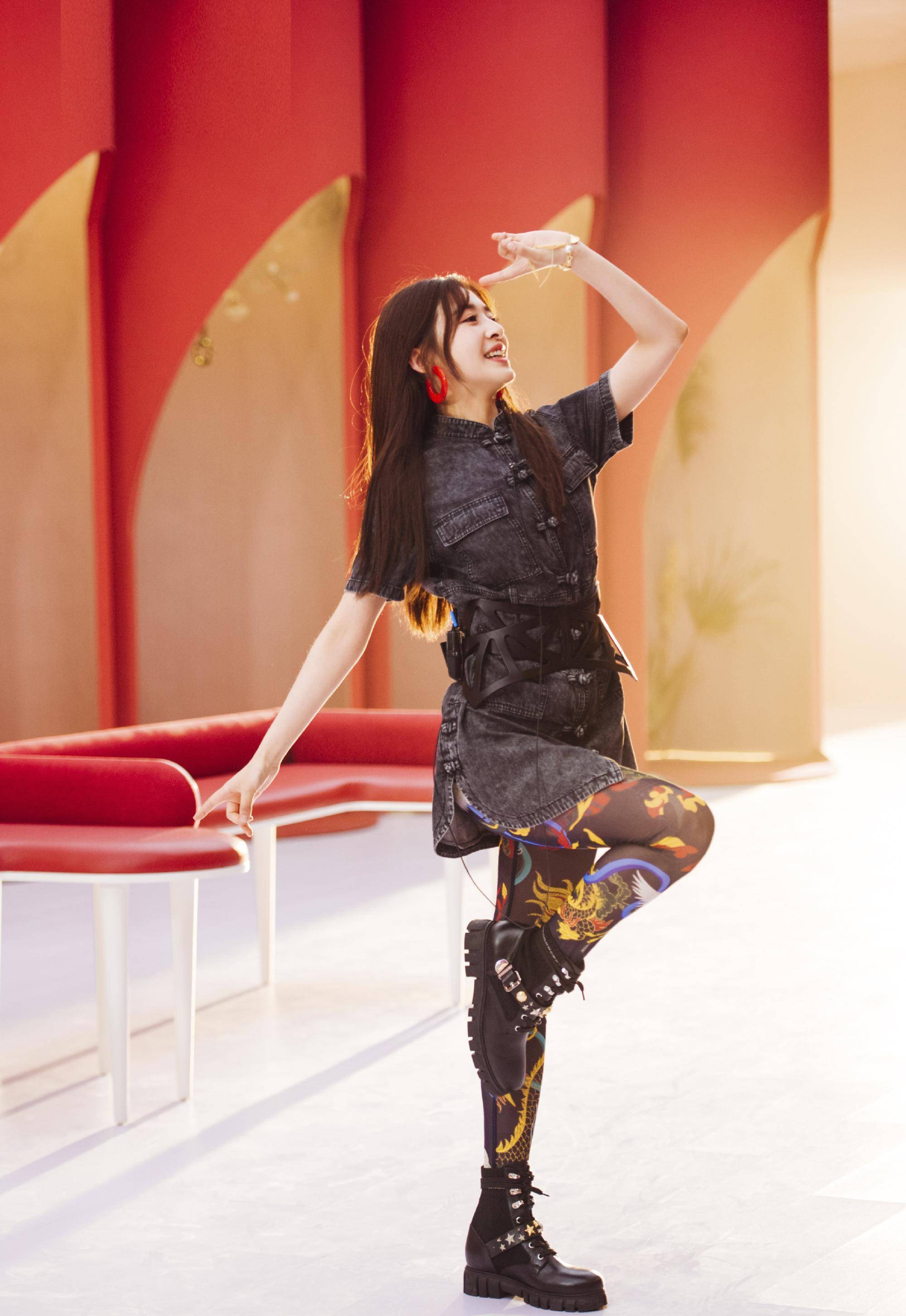 31岁张含韵玩混搭,牛仔旗袍下穿"龙图腾"丝袜,效果竟意外惊艳_黑色_的