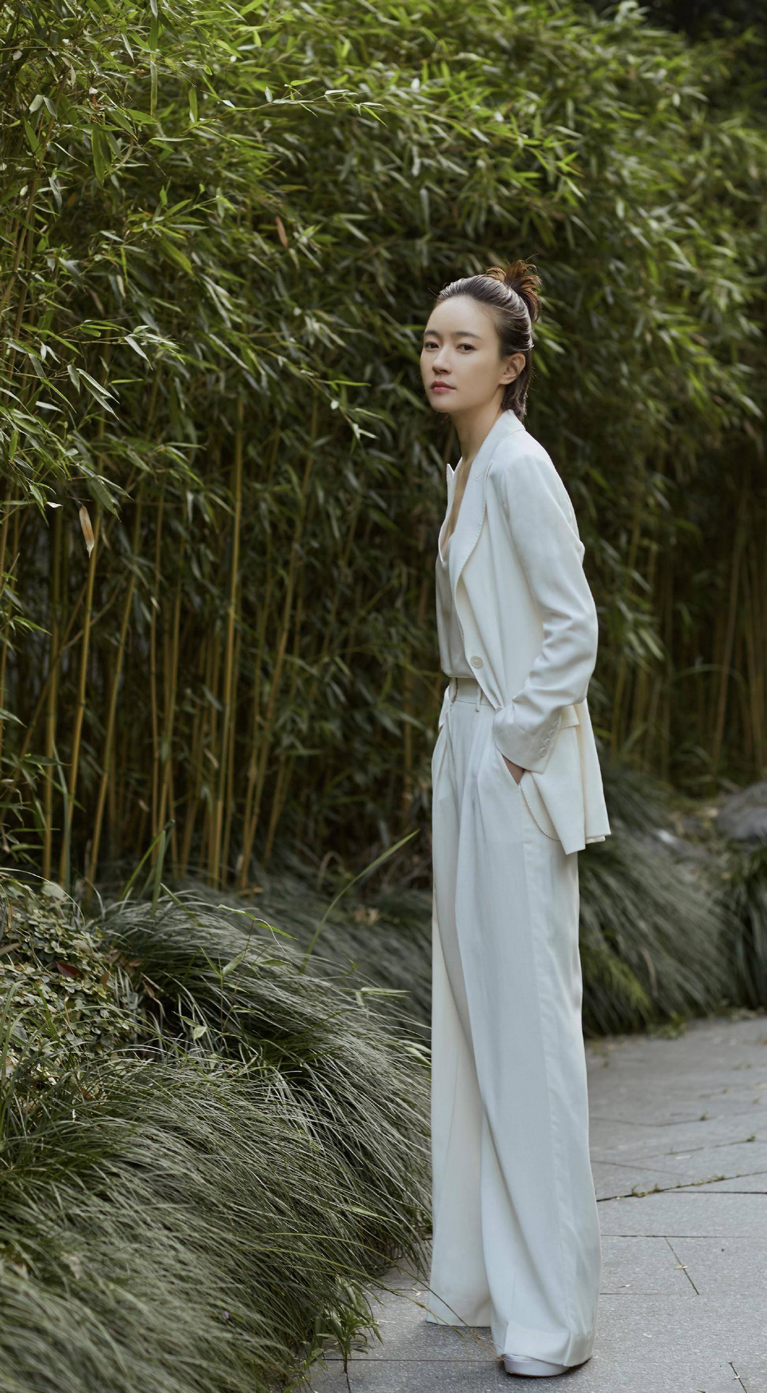 33岁焦俊艳帅气出行,穿夹克配牛仔裤帅气,独特气质高级又时髦_效果