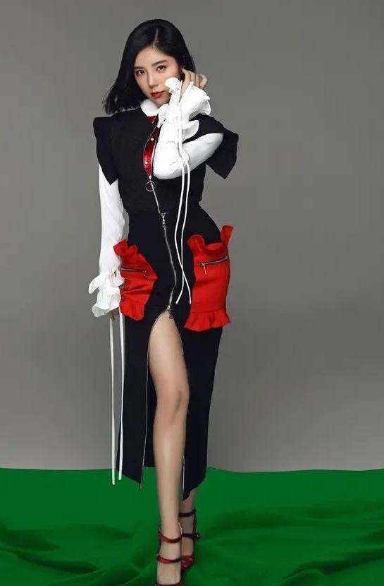 赵奕欢"括号臀"要火了,针织衫配健美裤曲线撩人,腰臀比太惊艳_身材