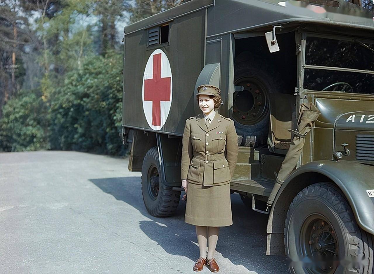 伊丽莎白女王贵为三军统帅,也是二战老兵,在军营学会开车和修车